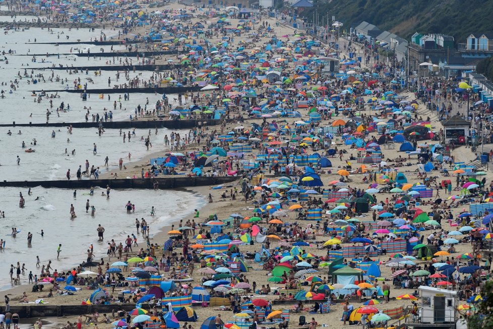 Horké léto vylákalo Brity na pláže. Na dodržování rozestupů mnohde nedbali (7. 8. 2020)