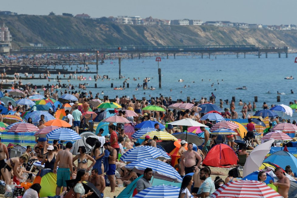 Horké léto vylákalo Brity na pláže. Na dodržování rozestupů mnohde nedbali (7. 8. 2020)