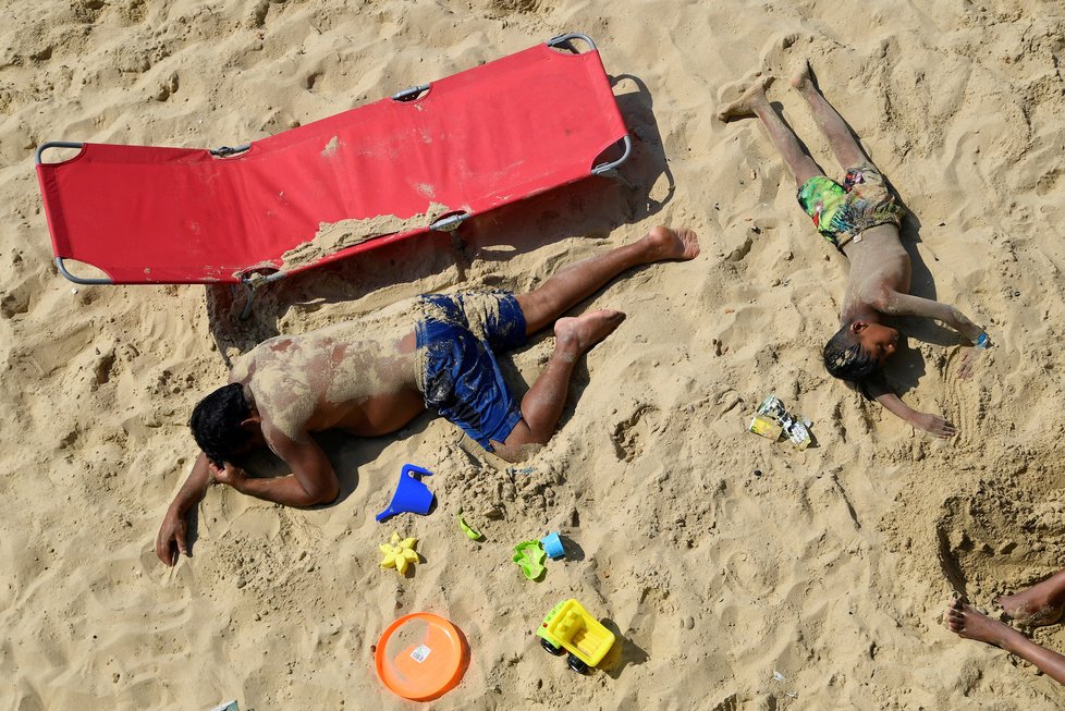 Horké léto vylákalo Brity na pláže. Na dodržování rozestupů mnohde nedbali