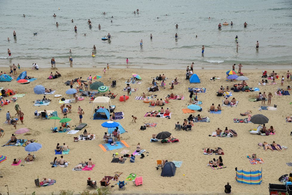 Horké léto vylákalo Brity na pláže. Na dodržování rozestupů mnohde nedbali