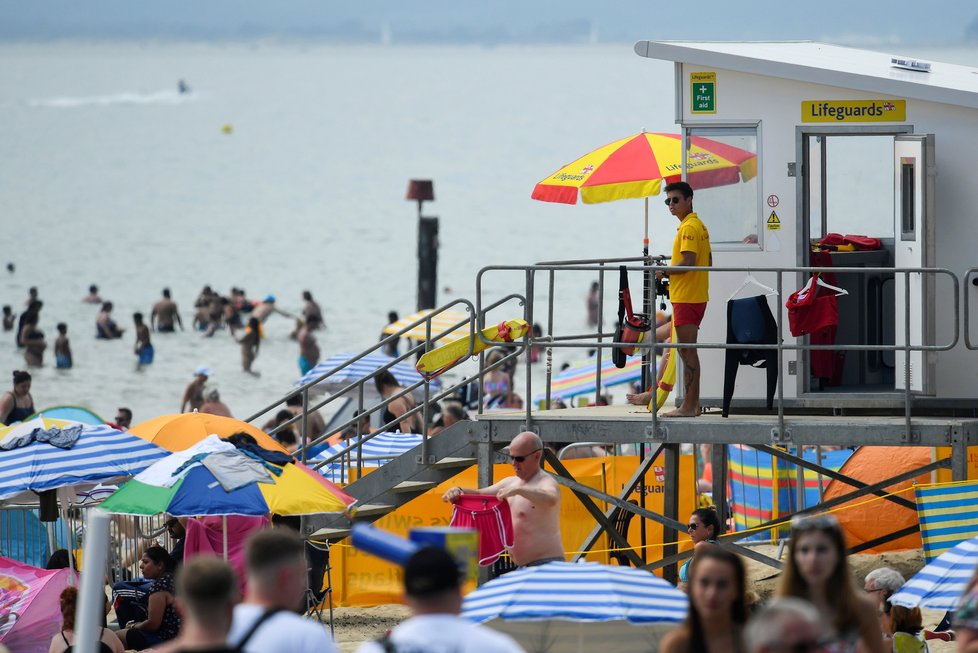 Horké léto vylákalo Brity na pláže. Na dodržování rozestupů mnohde nedbali