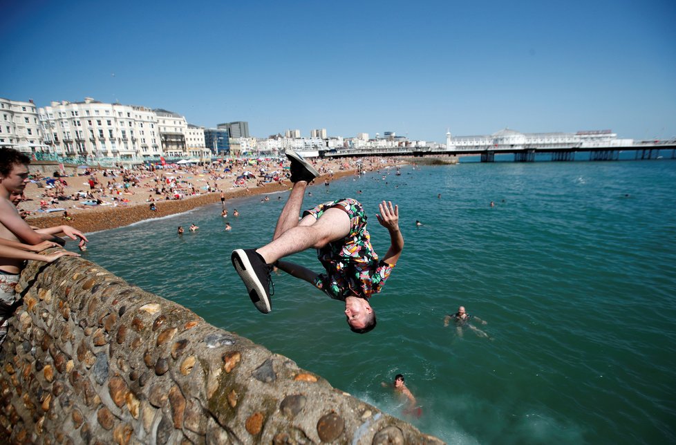 Horké léto vylákalo Brity na pláže. Na dodržování rozestupů mnohde nedbali.