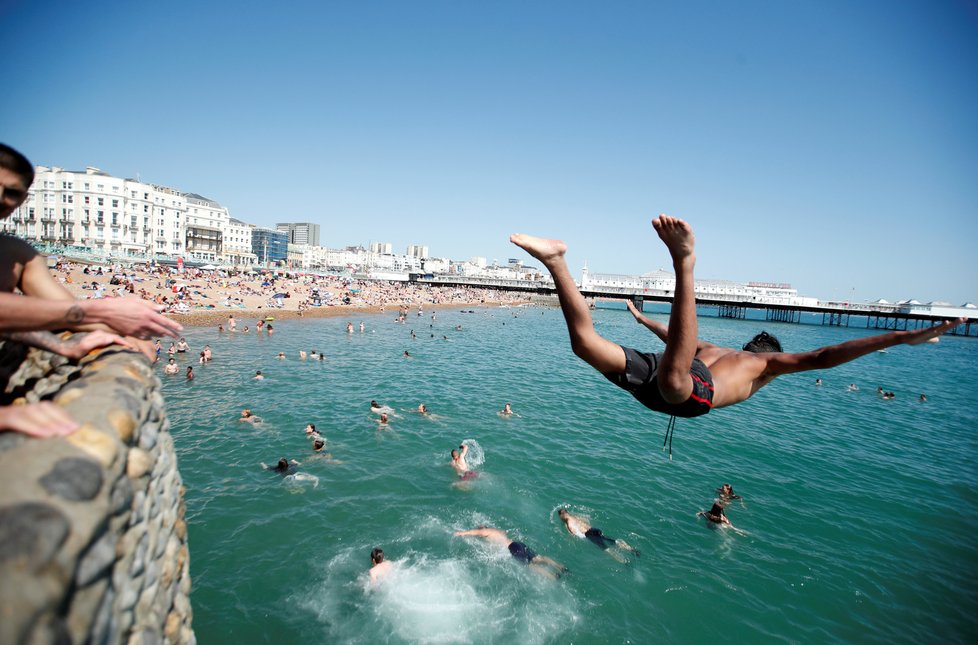 Horké léto vylákalo Brity na pláže. Na dodržování rozestupů mnohde nedbali.
