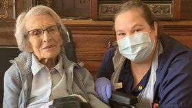 Connie (106) porazila koronavirus a stala se nejstarším přeživším nákazy. „Nemůžu se dočkat, až uvidím rodinu.“ Na snímku se zdravotní sestrou Kelly Smithovou.