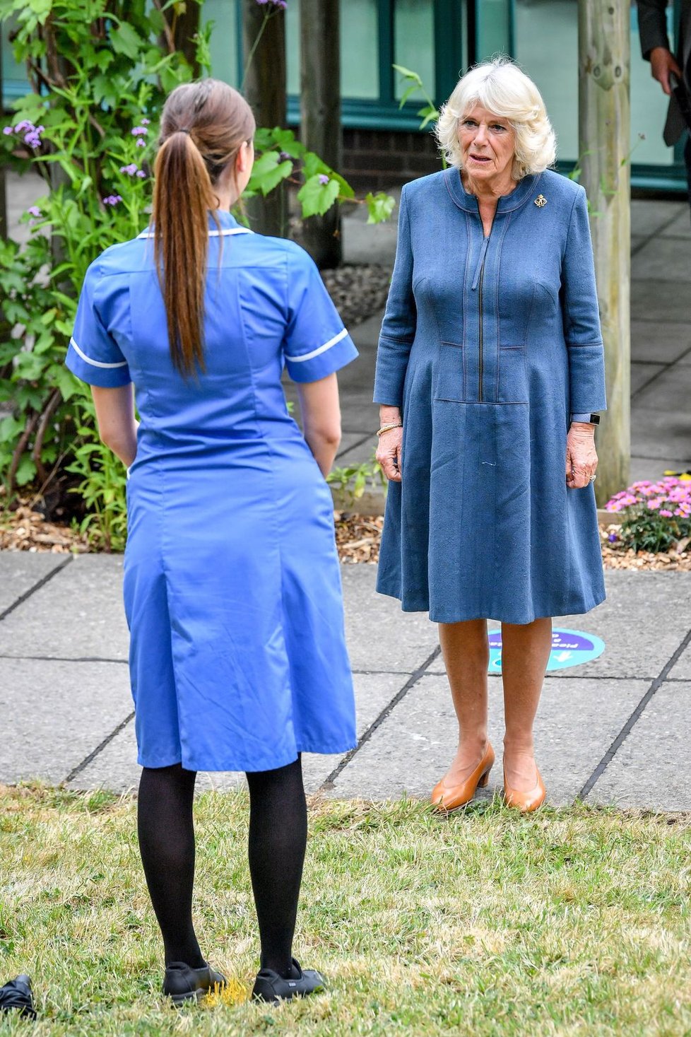 Princ Charles s manželkou Camillou navštívil britské zdravotníky.