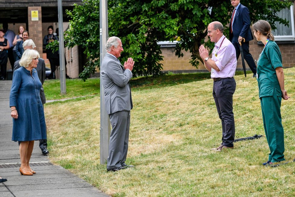 Princ Charles s manželkou Camillou navštívili britské zdravotníky.