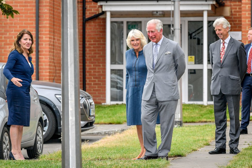 Princ Charles s manželkou Camillou navštívil britské zdravotníky.