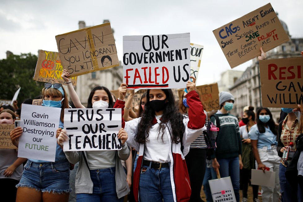Koronavirus v Británii: Studenti protestují proti nařízením spojených s koronavirem.