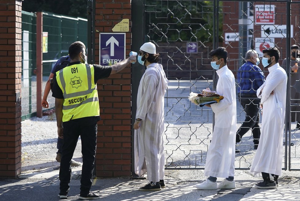 Koronavirus v Británii: Měření teploty před vstupem do mešity