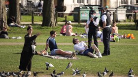 Koronavirus v Británii: Sluníčko vyhnalo lidi do ulic, parků a na pláž, (31.03.2021).