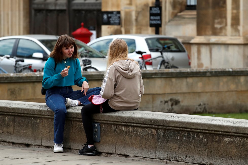 S rozvolňováním restrikcí přijatých kvůli pandemii koronaviru se Británie vrací k normálnímu chodu, (15.05.2020).