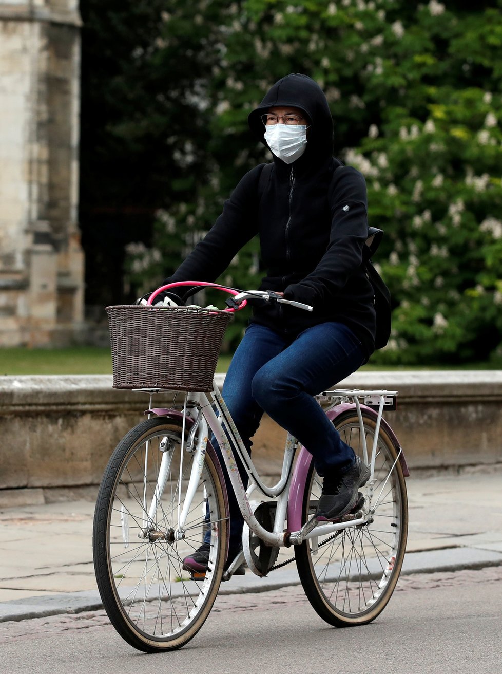 S rozvolňováním restrikcí přijatých kvůli pandemii koronaviru se Británie vrací k normálnímu chodu, (15.05.2020).