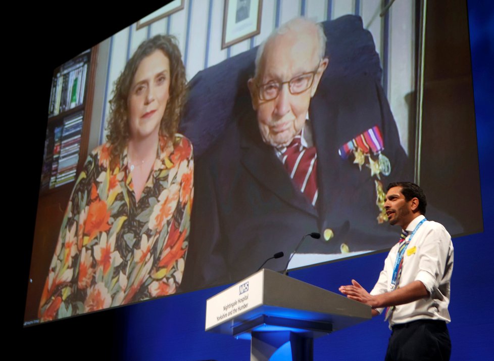 Veterán Tom Moore (99) svou sbírkou porazil už i legendárního Terryho Foxe. Boduje také písničkou.