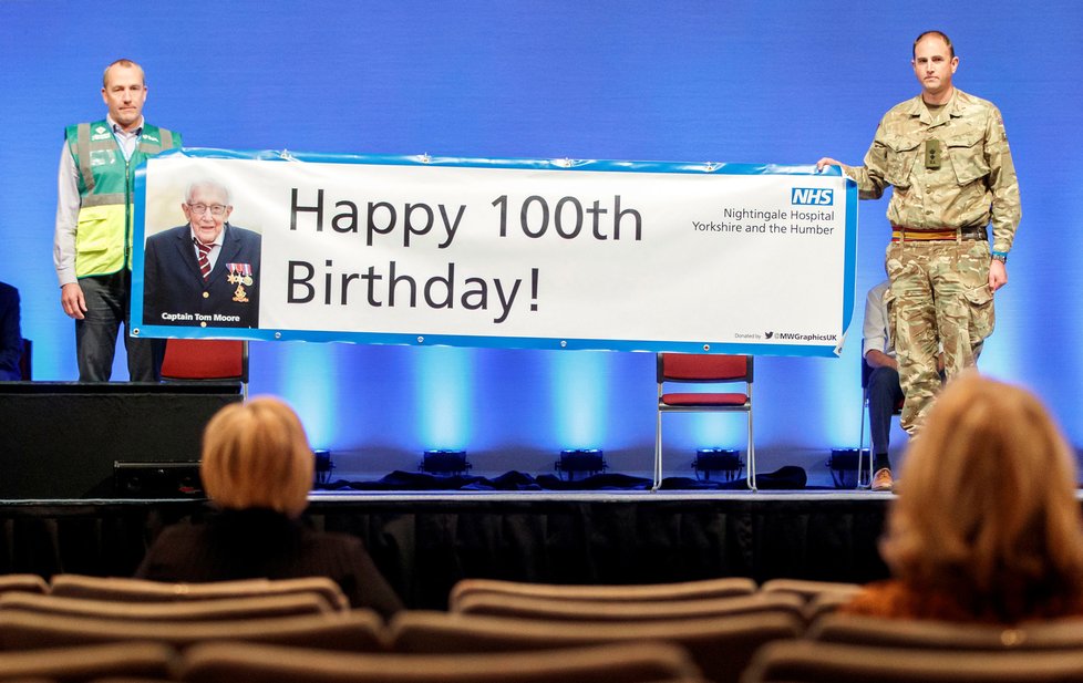 Veterán Tom Moore (100) svou sbírkou porazil už i legendárního Terryho Foxe. Boduje také písničkou.