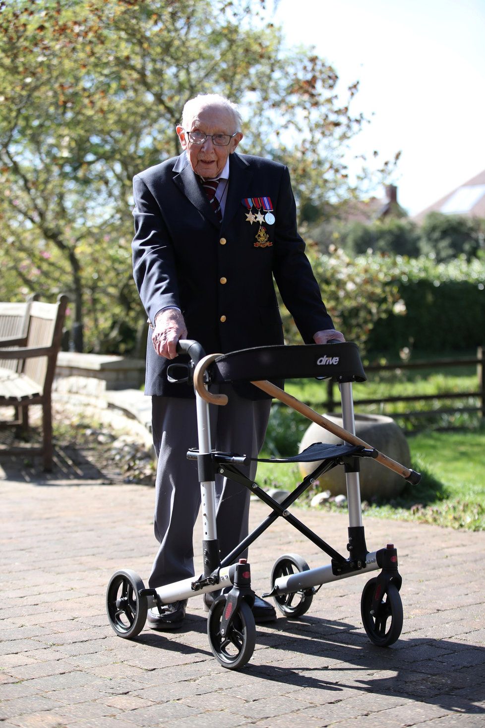 Válečný hrdina Tom Moore (99) vybral pro zdravotníky několik milionů korun tím, že chodil po zahradě. Dal si za úkol přejít ji 100x, na jeho finiš dohlížela čestná stráž. (16.04.2020)