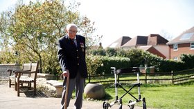 Válečný hrdina Tom Moore (99) vybral pro zdravotníky několik milionů korun tím, že chodil po zahradě. Dal si za úkol přejít ji 100x, na jeho finiš dohlížela čestná stráž, (16.04.2020).