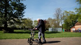 Válečný hrdina Tom Moore (99) vybral pro zdravotníky několik milionů korun tím, že chodil po zahradě. Dal si za úkol přejít ji 100x, na jeho finiš dohlížela čestná stráž. (16.04.2020)