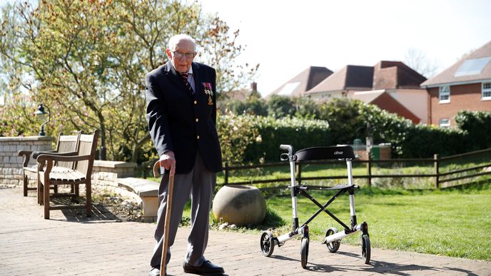 Válečný hrdina Tom Moore (99) vybral pro zdravotníky několik milionů korun tím, že chodil po zahradě. Dal si za úkol přejít ji 100x, na jeho finiš dohlížela čestná stráž, (16.04.2020).