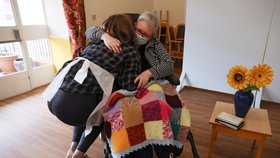 Koronavirus v Británii: Domovy důchodců se otevřely návštěvám, (3.12.2020). Serena Snellingová (22) s maminkou.