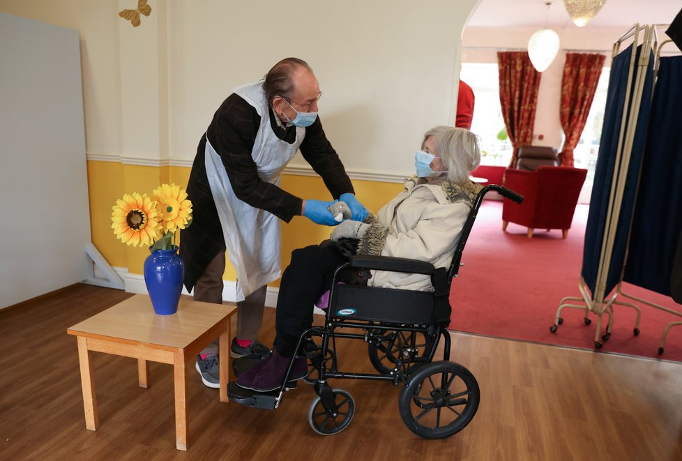 Koronavirus v Británii: Domovy důchodců se otevřely návštěvám, (3. 12. 2020). Bob Underhill (84) navštívil manželku Patricii (82).