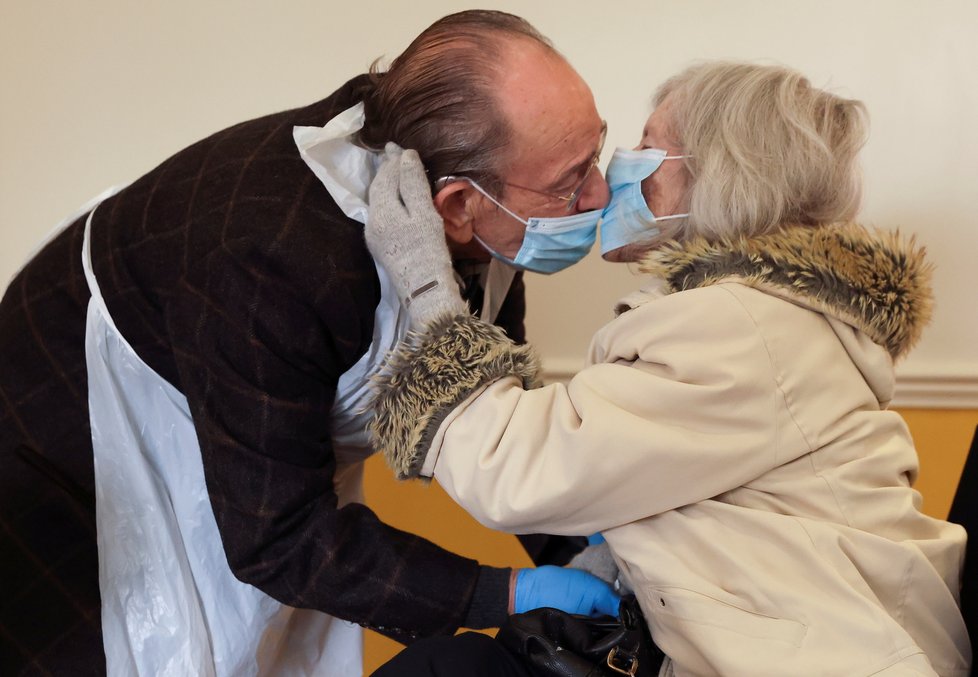 Koronavirus v Británii: Domovy důchodců se otevřely návštěvám, (3.12.2020). Bob Underhill (84) navštívil manželku Patricii (82).