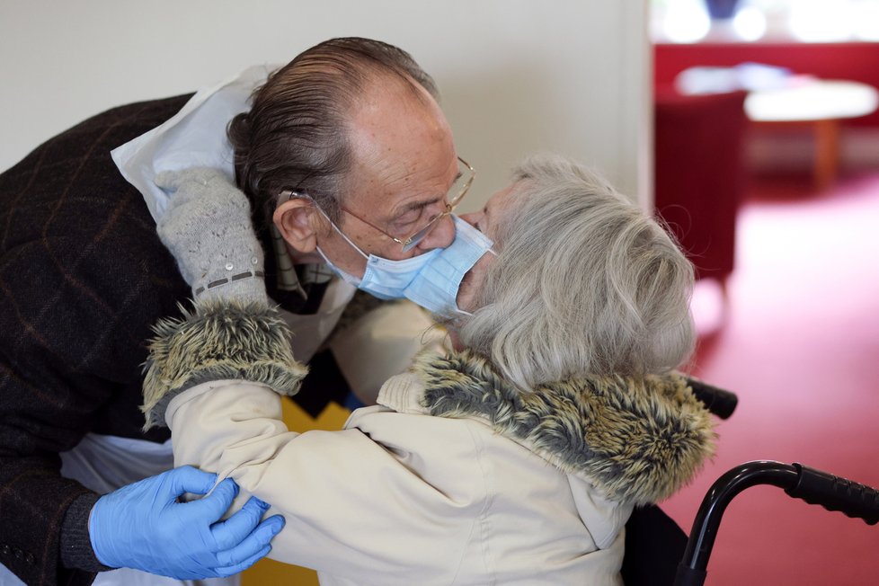 Koronavirus v Británii: Domovy důchodců se otevřely návštěvám, (3.12.2020). Bob Underhill (84) navštívil manželku Patricii (82).