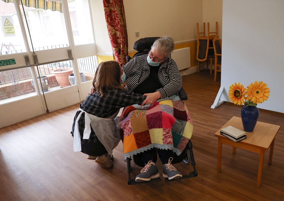 Koronavirus v Británii: Domovy důchodců se otevřely návštěvám, (3.12.2020). Serena Snellingová (22) s maminkou.