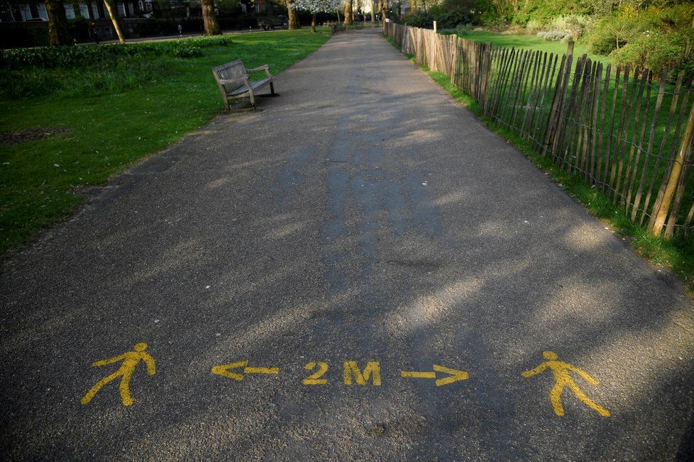 Doporučený dvoumetrový odstup znázorněný v londýnském parku (10. 4. 2020)