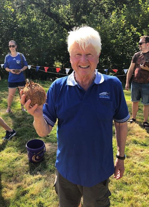 Otec britského premiéra Stanley Johnson.