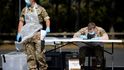 V Británii s testy na koronavirus pomáhají vojáci