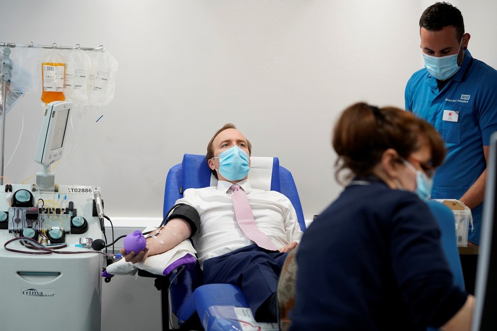 Ministr zdravotnictví Matt Hancock daroval krevní plazmu k výzkumu protilátek koronaviru.