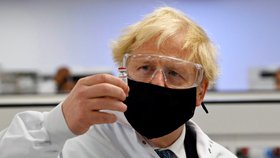 Britský premiér Boris Johnson s Oxfordskou vakcínou (30. 11. 2020)