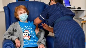 Koronavirus v Británii: První oočkovaná Britka Margaret Keenanová ze Severního Irska