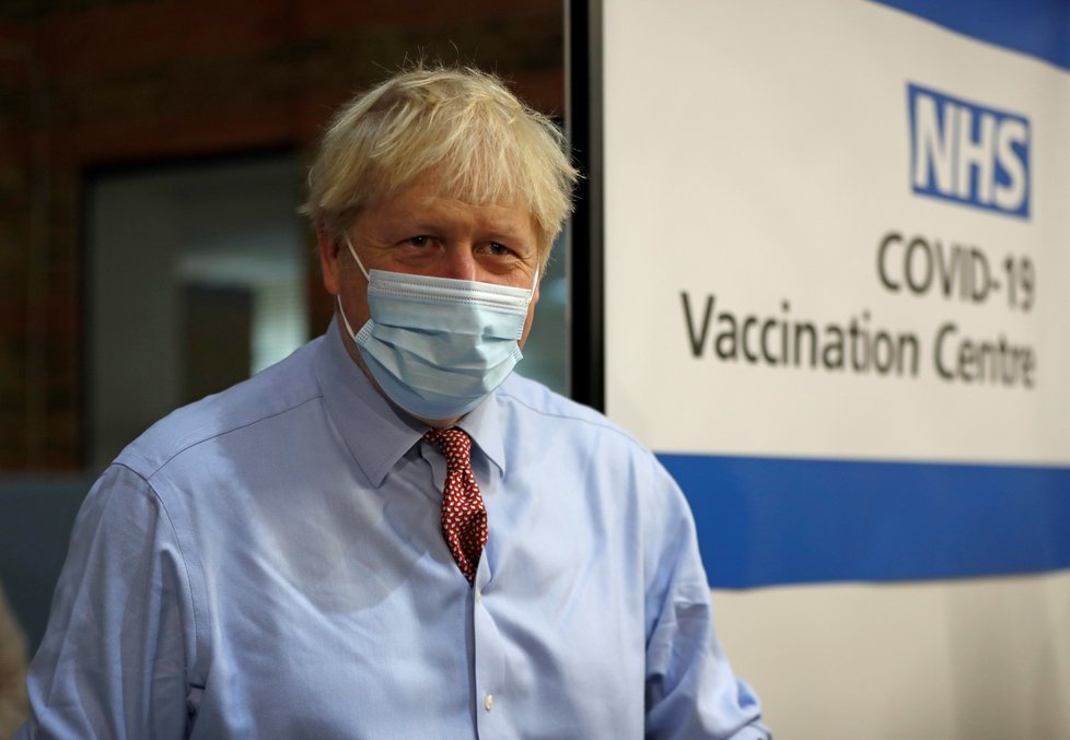 Koronavirus v Británii: Premiér Boris Johnson dohlíží na první den vakcinace (8.12.2020)