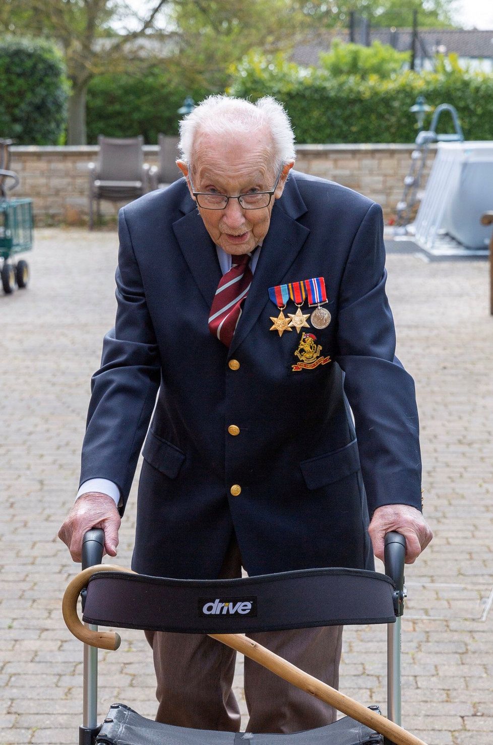 Válečný hrdina Tom Moore (99) vybral pro zdravotníky 123 milionů korun tím, že chodil po zahradě.