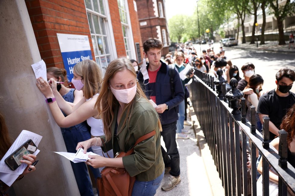 Velká Británie očkuje studenty proti koronaviru.