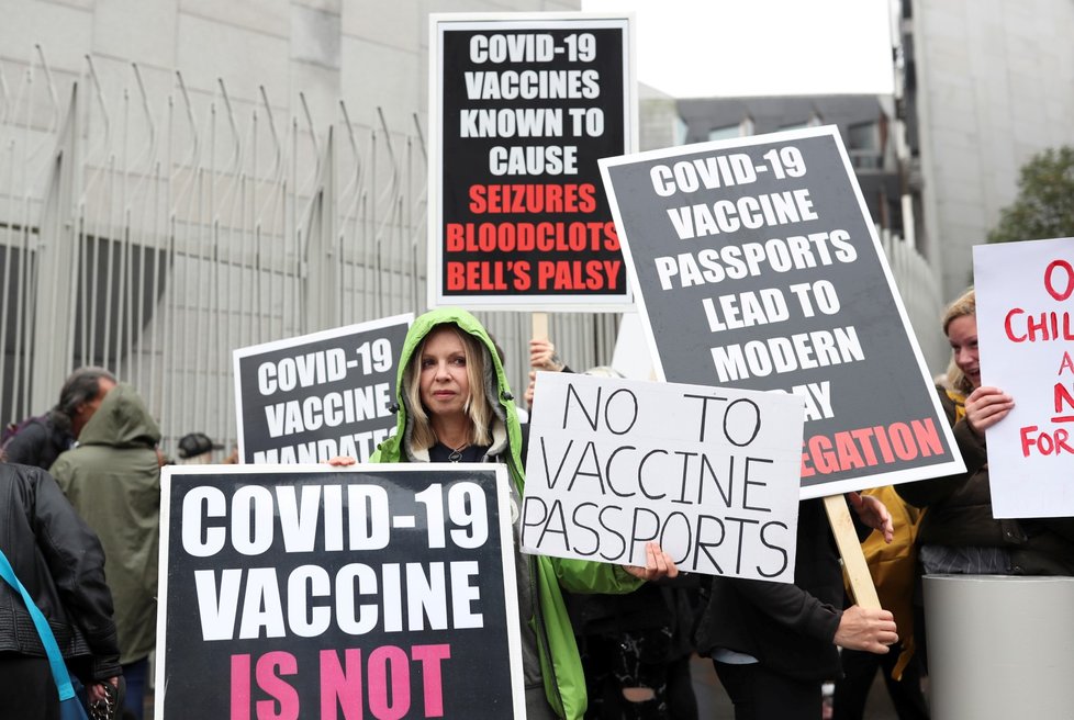Britové protestují proti povinnému očkování