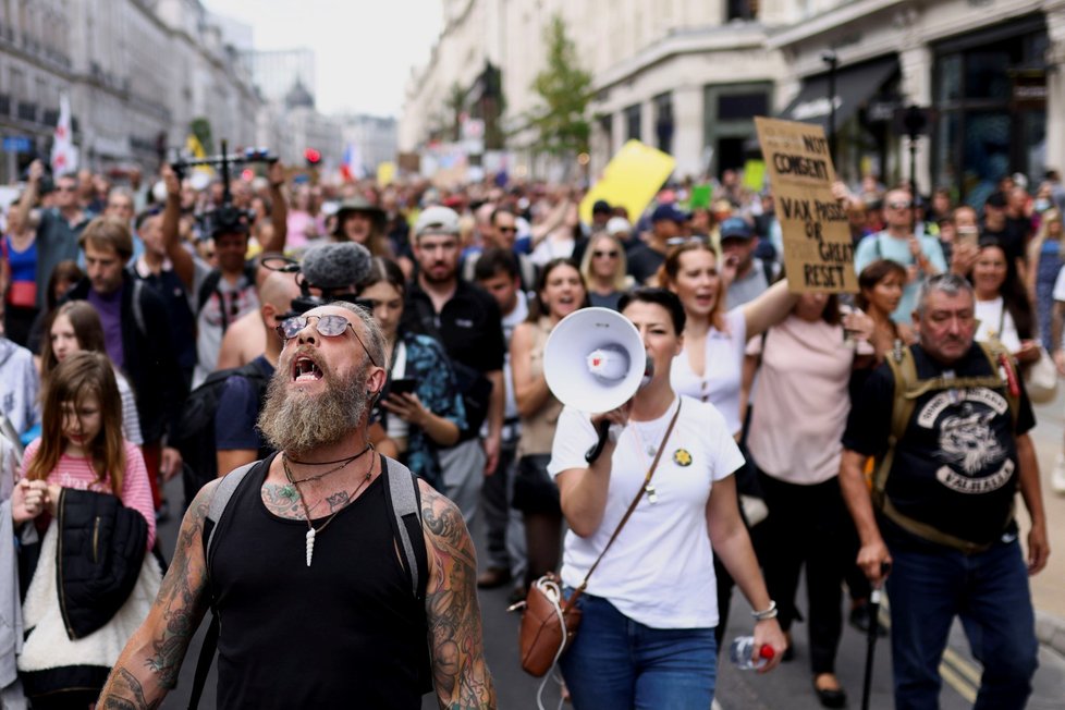 Demonstrace proti očkování dětí v Británii