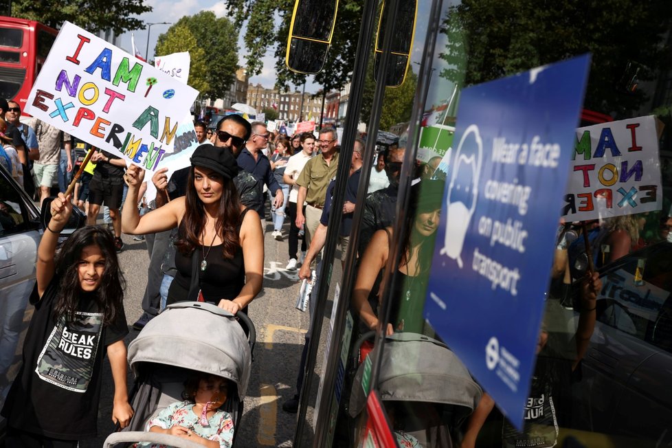 Demonstrace proti očkování dětí v Británii
