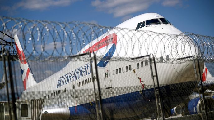 Odstavený Boeing 747 na letišti v Londýně.