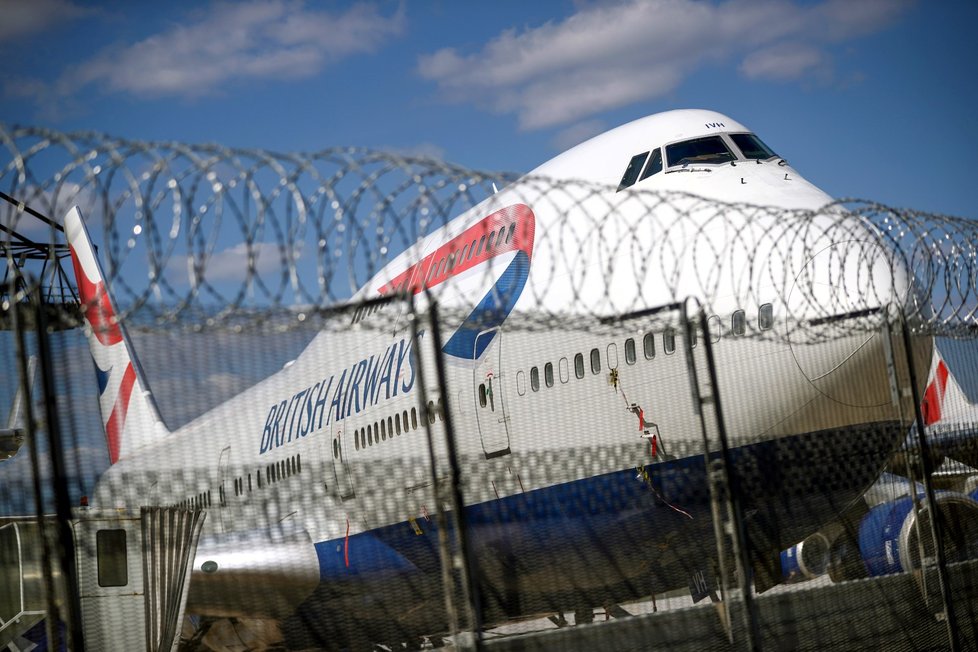 Odstavený Boeing 747 na letišti v Londýně.
