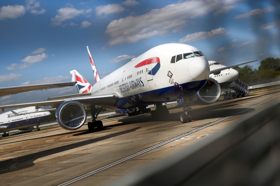 Odstavený Boeing 747 na letišti v Londýně.