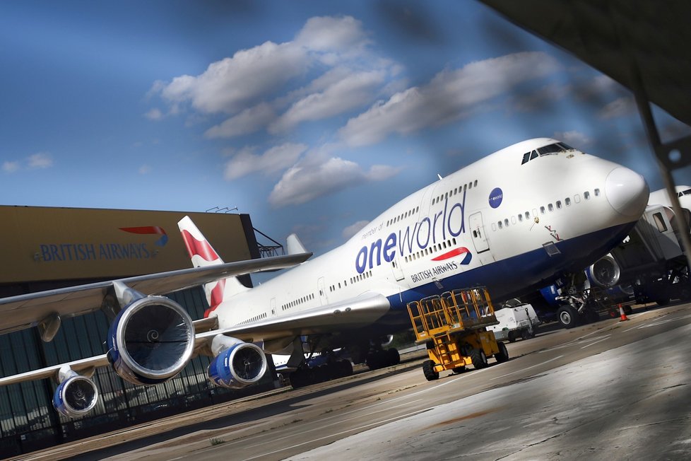 Odstavený Boeing 747 na letišti v Londýně.