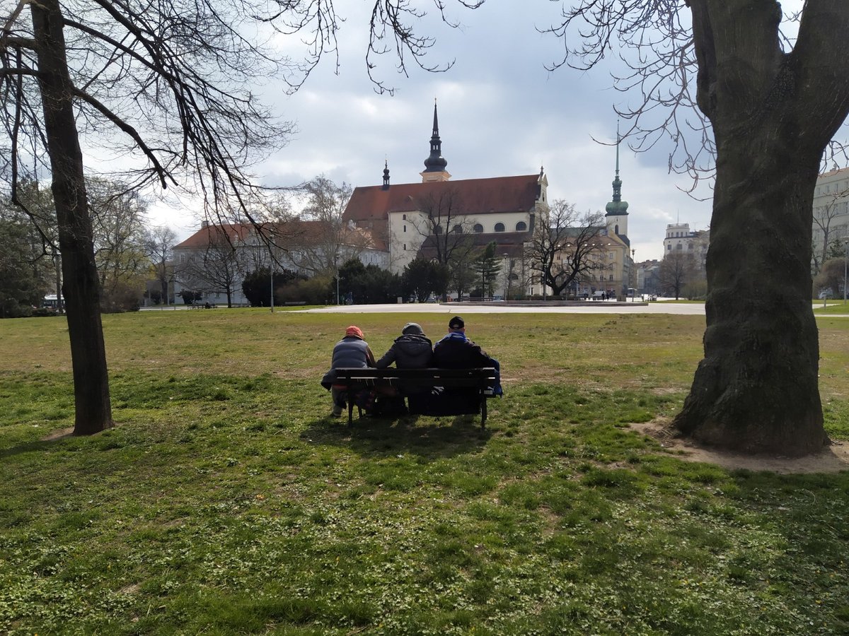 Bezdomovci přespávají v centru Brna na lavičkách.