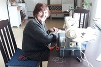 Obdivuhodná paní Ludmila (100): Oprášila šicí stroj a vyrábí roušky pro ostatní!