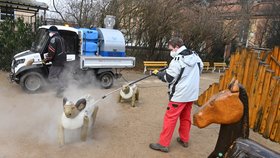 Brno dezinfikuje dětská hřiště: Horkou párou každé tři dny propláchne i písek