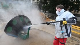 Pracovníci specializované firmy dezinfikovali horkou párou dětské hřiště v Tyršově sadu u Botanické ulice v Brně.