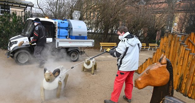 Pracovníci specializované firmy dezinfikovali horkou párou dětské hřiště v Tyršově sadu u Botanické ulice v Brně. 