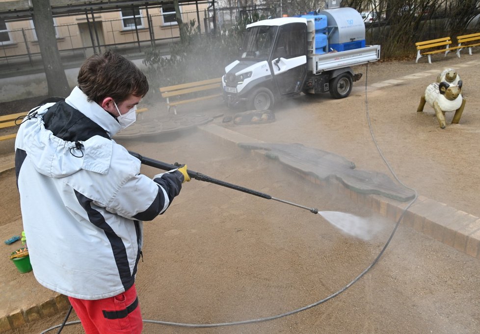 Pracovníci specializované firmy dezinfikovali horkou párou dětské hřiště v Tyršově sadu u Botanické ulice v Brně. 