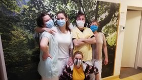 Ošetřovatelky a ošetřovatel, kteří na sebe ve Vranovicích uvalili dobrovolnou karanténu, aby neohrozili své klienty.